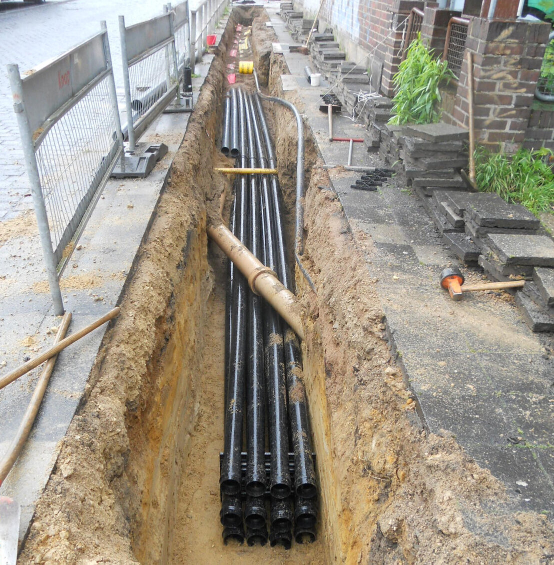 Tiefbaustelle mit Bagger in einer Baugrube