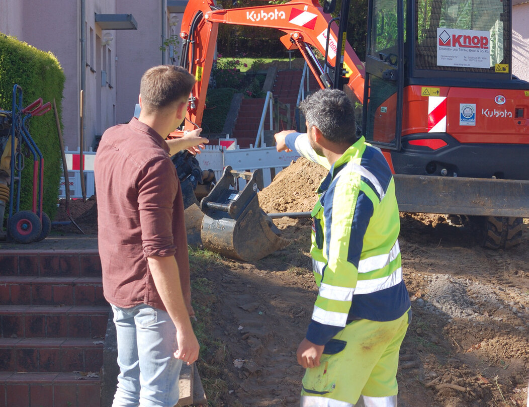 Ingenieure planen ein Straßenbauprojekt am Tisch